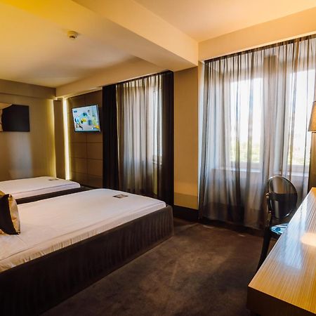 Plaza V Hotel Targu-Mures Bagian luar foto