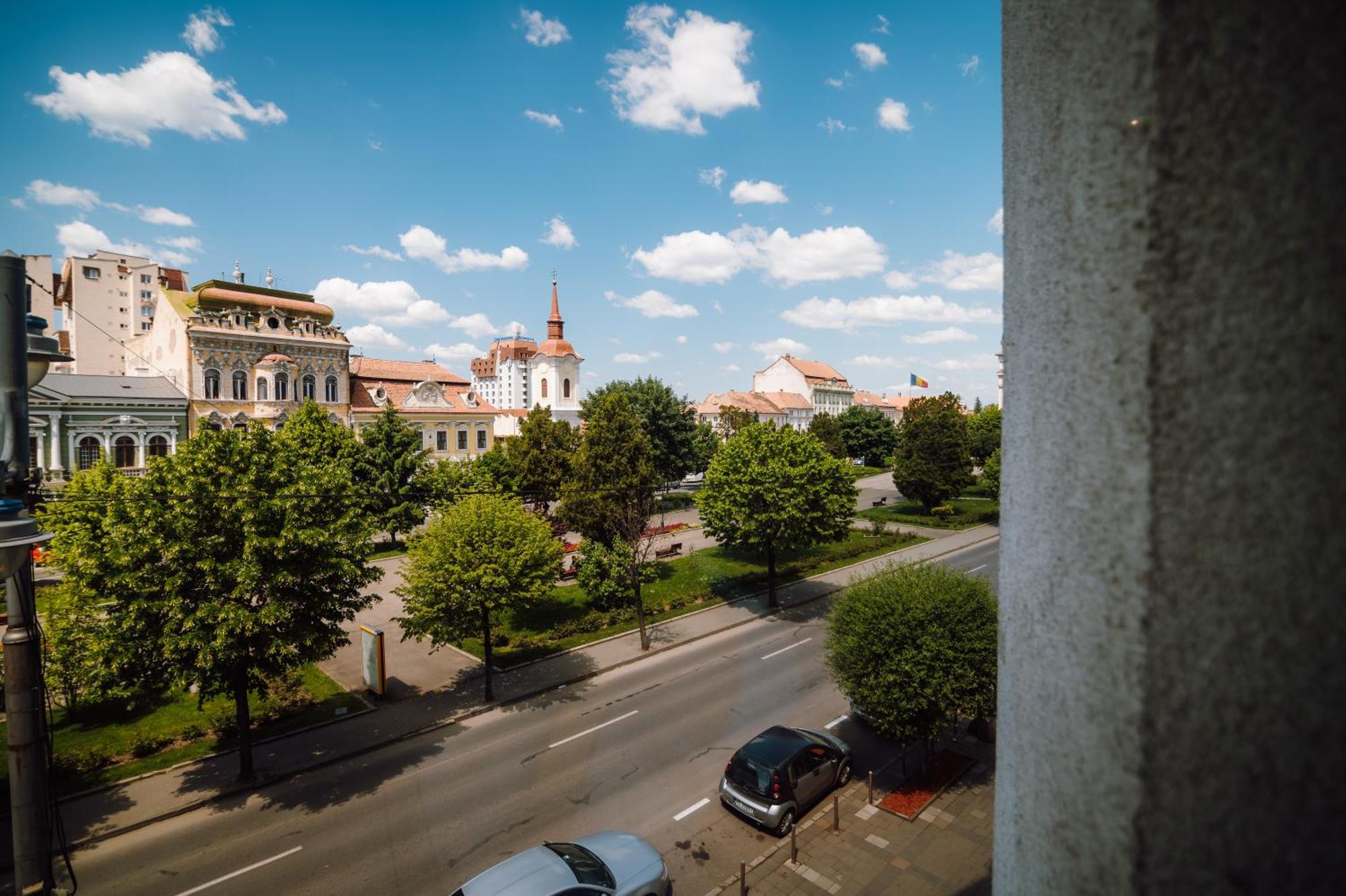 Plaza V Hotel Targu-Mures Bagian luar foto