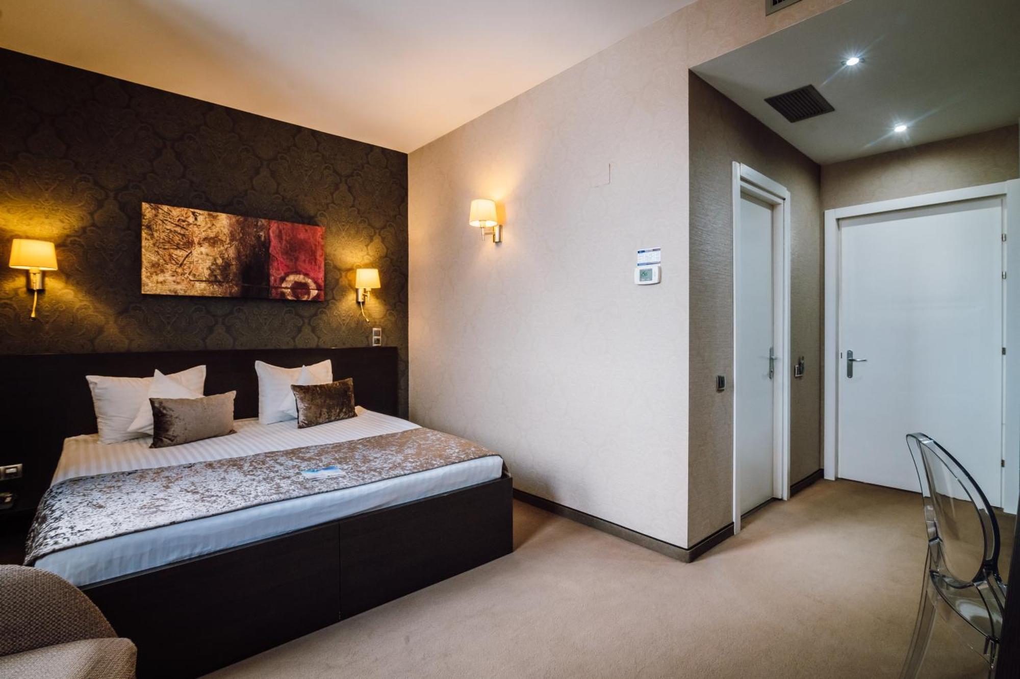 Plaza V Hotel Targu-Mures Bagian luar foto